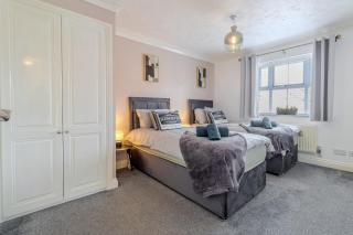 Prime 4-Bed Spacious Home WiFi & Parking - 0