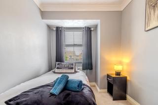 Prime 4-Bed Spacious Home WiFi & Parking - 3