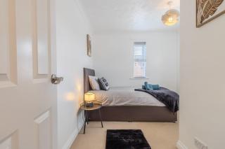 Prime 4-Bed Spacious Home WiFi & Parking - 7