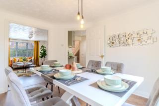 Prime 4-Bed Spacious Home WiFi & Parking - 8