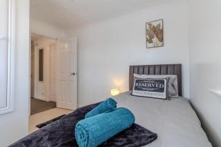 Prime 4-Bed Spacious Home WiFi & Parking - 5