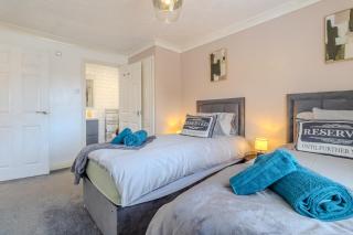 Prime 4-Bed Spacious Home WiFi & Parking - 4