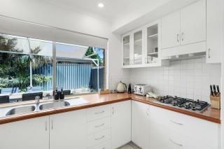 Relaxed Coastal Living 550m To Scarborough Beach - 9