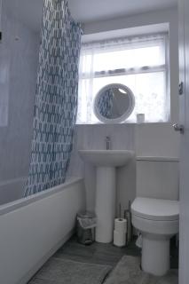 Modern 3BDR Home l Sleeps 5 l Free Parking l Close to Train station and Shops - 2