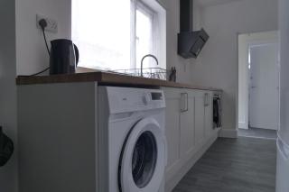 Modern 3BDR Home l Sleeps 5 l Free Parking l Close to Train station and Shops - 1