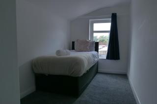 Modern 3BDR Home l Sleeps 5 l Free Parking l Close to Train station and Shops - 6