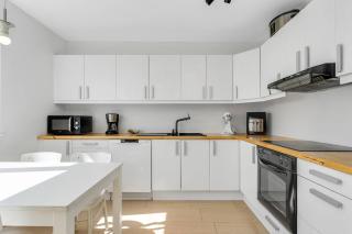 Stylish 3BR Apartment with Garden and Free Parking - 7