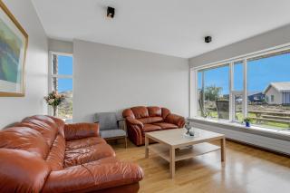 Stylish 3BR Apartment with Garden and Free Parking - 5