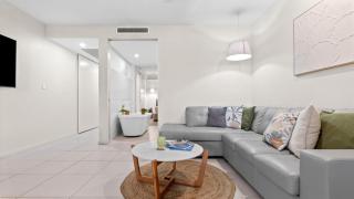 Lagoonside Ground Floor by the Pool Close to Esplanade - 5
