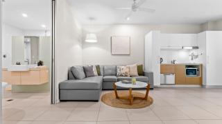 Lagoonside Ground Floor by the Pool Close to Esplanade - 3