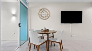 Lagoonside Ground Floor by the Pool Close to Esplanade - 2