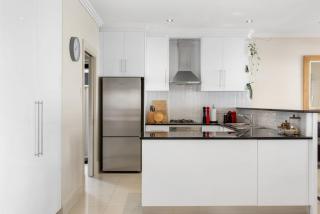 Home Away Henley - Modern Beachside Hideaway - 9