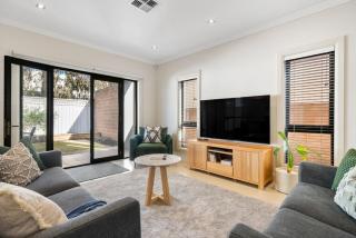 Home Away Henley - Modern Beachside Hideaway - 6