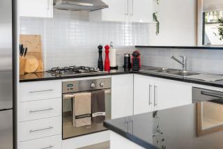 Home Away Henley - Modern Beachside Hideaway - 2