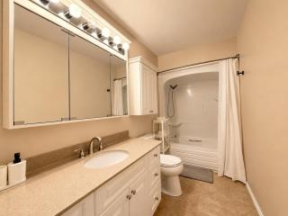 Fully Furnished, Crew-Friendly 4BR, 2 Living Areas, Free Parking, Corporate Housing - 8