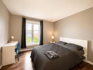 Fully Furnished, Crew-Friendly 4BR, 2 Living Areas, Free Parking, Corporate Housing - 3