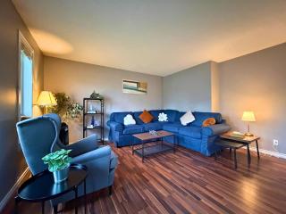 Fully Furnished, Crew-Friendly 4BR, 2 Living Areas, Free Parking, Corporate Housing - 1
