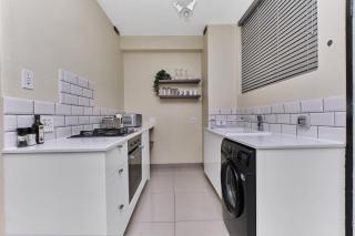 Urban Luxe Studio Illovo Mews by CTHA - 7
