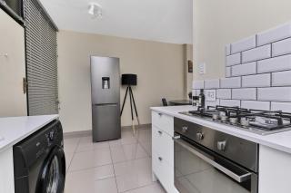 Urban Luxe Studio Illovo Mews by CTHA - 6