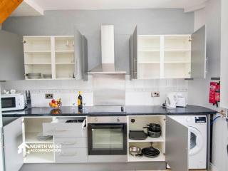 Comfy 2-Bedroom Family & Contractor Home in Bolton with Free Wi-Fi and Street Parking By North West Accommodation - 6