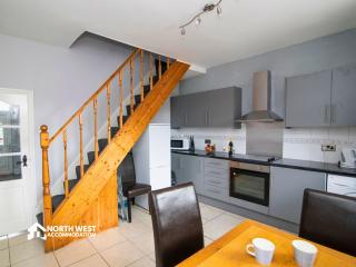 Comfy 2-Bedroom Family & Contractor Home in Bolton with Free Wi-Fi and Street Parking By North West Accommodation - 7