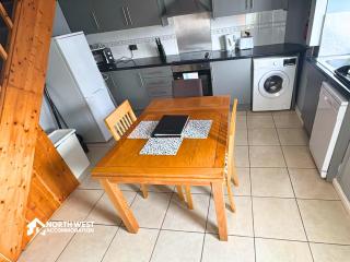 Comfy 2-Bedroom Family & Contractor Home in Bolton with Free Wi-Fi and Street Parking By North West Accommodation - 3
