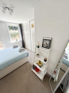 Spacious 2-Bed Period Garden Flat Central Guildford - 5