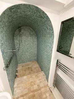 Spacious 2-Bed Period Garden Flat Central Guildford - 4