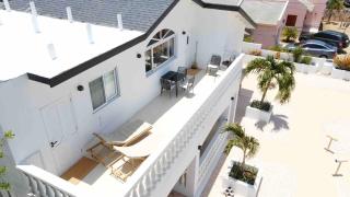 Palm Beach Vacay Suites - Coconut Suite - Top Floor - 0