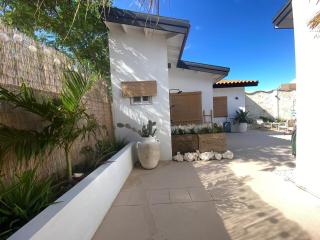 Palm Beach Vacay Suites - Garden Suite - Poolside - 2