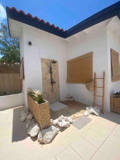 Palm Beach Vacay Suites - Garden Suite - Poolside - 1