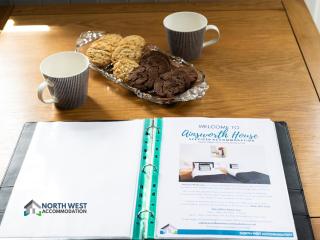 Comfy 2-Bedroom Family & Contractor Home in Bolton with Free Wi-Fi and Street Parking By North West Accommodation - 2
