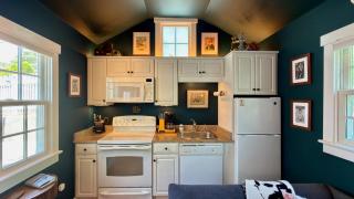 Helltown Hideaway - Private Patio, Walk Anywhere, Free Parking - 9