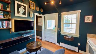 Helltown Hideaway - Private Patio, Walk Anywhere, Free Parking - 5