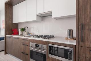 Sleek 1BR and Den Condo with City and Mountain Views - 8
