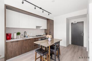 Sleek 1BR and Den Condo with City and Mountain Views - 3