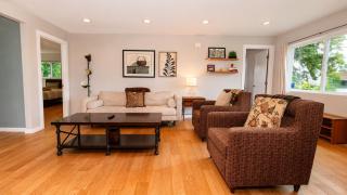 3BR 2BA Beacon Hill Backyard Oasis -Firepit,BBQ Deck, Workspaces and Parking - 3