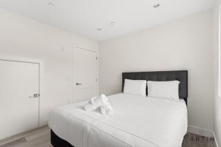 Sleek Coach House with Designer Kitchen - Sleeps 7 - 9