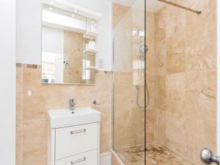 Rustic 2-Bed Bath Home Sleeps 5 - 9