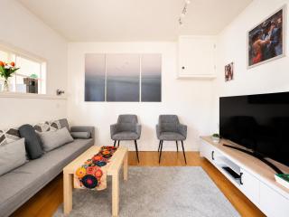 Rustic 2-Bed Bath Home Sleeps 5 - 4