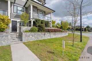 Modern 2BR Suite Near Lonsdale and Mountains - 4
