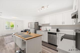Modern 2BR Suite Near Lonsdale and Mountains - 1