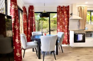 Quiet 2 Bedroom Daisy Hill Home with Garden Views, Parking, Internet - 9