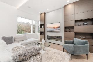 Upscale 4BR Home - Steps Away to SkyTrain - 9