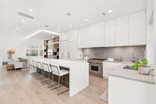 Upscale 4BR Home - Steps Away to SkyTrain - 7