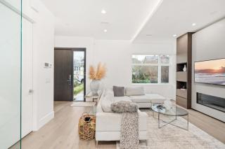 Upscale 4BR Home - Steps Away to SkyTrain - 6