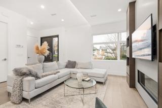 Upscale 4BR Home - Steps Away to SkyTrain - 4