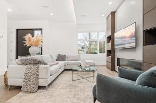 Upscale 4BR Home - Steps Away to SkyTrain - 3