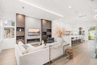 Upscale 4BR Home - Steps Away to SkyTrain - 1