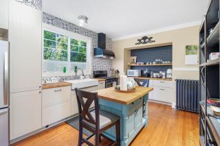 Luxe 3BR Coastal Retreat - Views, Hot Tub and BBQ - 0
